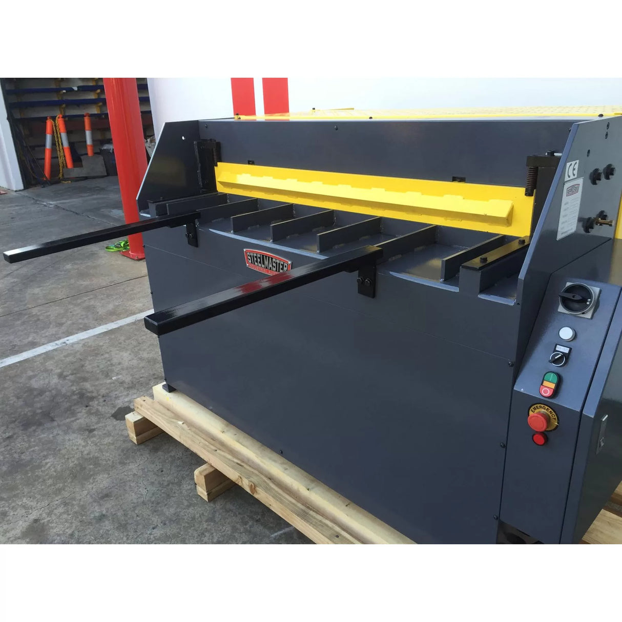 240Volt Hydraulic Guillotine 1320mm x 2.0mm, Back Gauge, Roving Foot Pedal