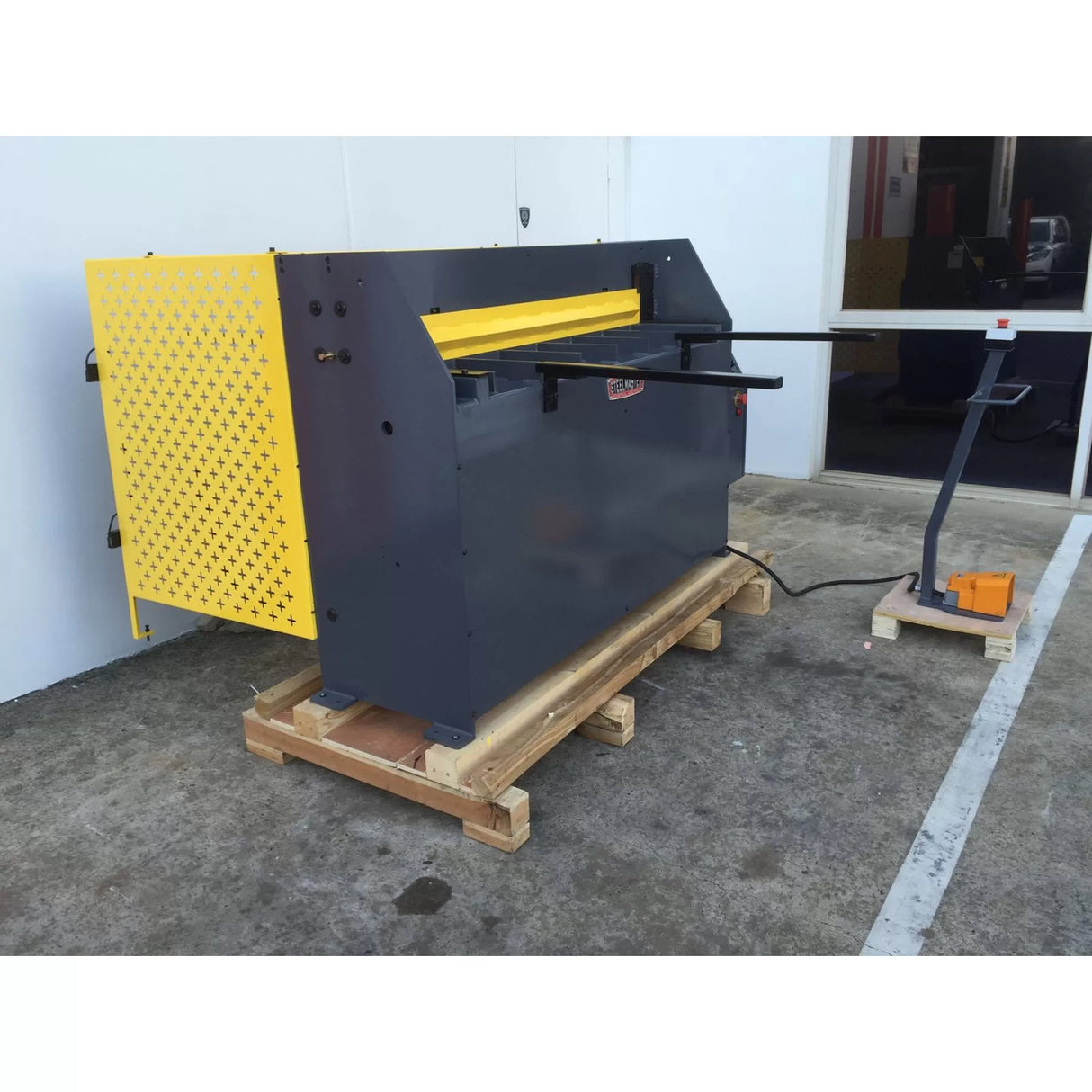 240Volt Hydraulic Guillotine 1320mm x 2.0mm, Back Gauge, Roving Foot Pedal