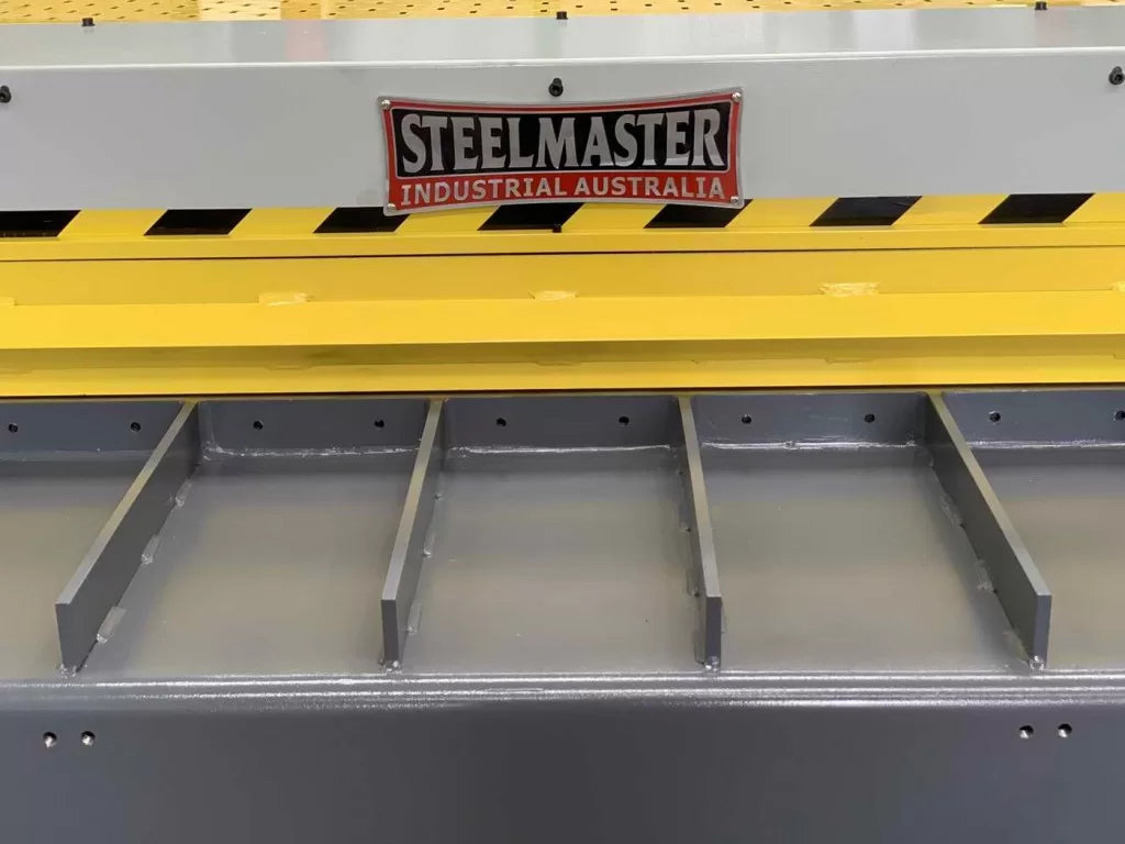 SM-STHS2516. 240Volt. Hydraulic Guillotine 2470mm x 1.6mm, Back Gauge, Roving Foot Pedal