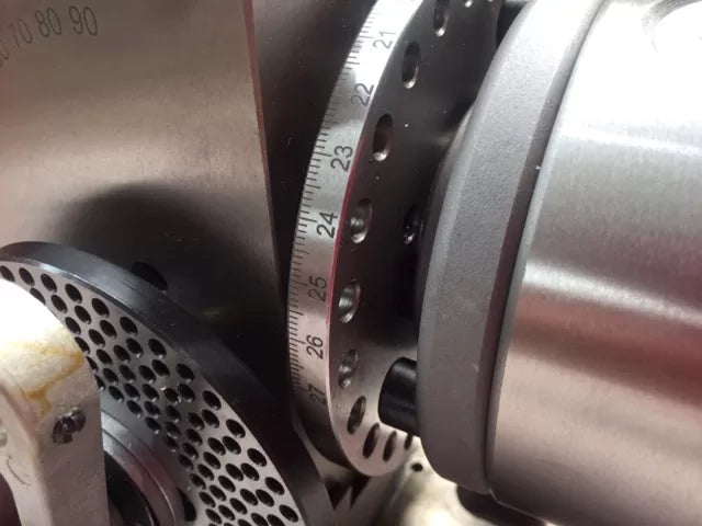 Semi-Universal Dividing Head with 4" (100mm) 3-Jaw Chuck