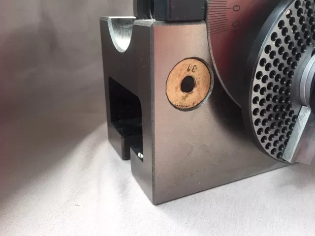 Semi-Universal Dividing Head with 4" (100mm) 3-Jaw Chuck