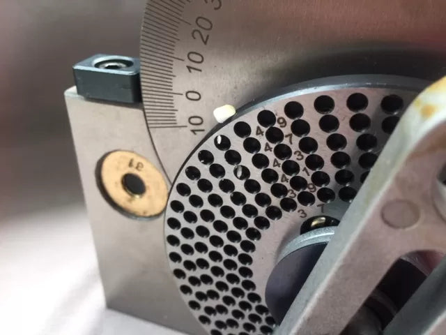 Semi-Universal Dividing Head with 6" (160mm) 3-Jaw Chuck