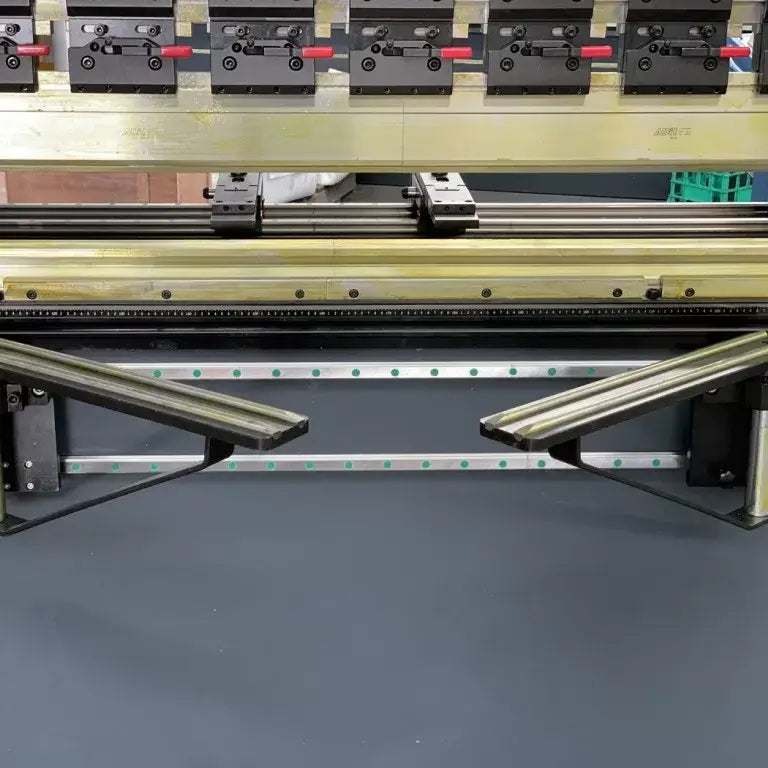 3200mm x 135Ton 5 Axis CNC Pressbrake 3200mm x 135Ton, 5 Axis Delem DA58T Control