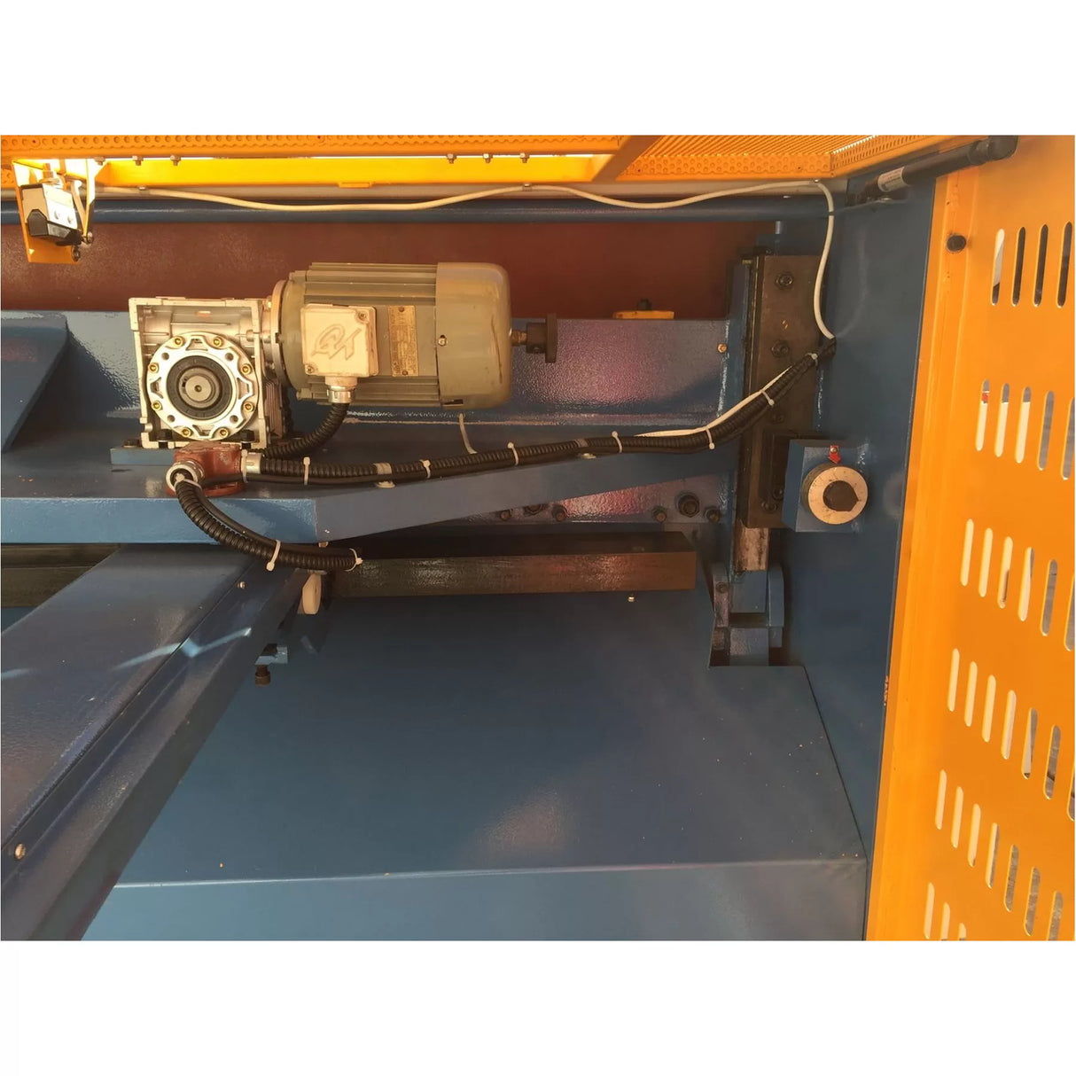 Guillotine Electro Shear, 3000mm x 3.2mm, Front Sheet Supports