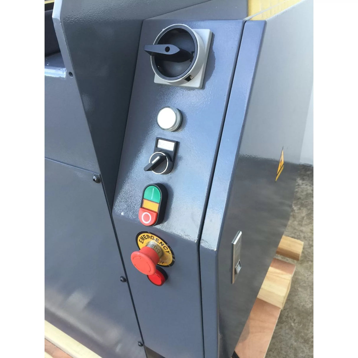 240Volt Hydraulic Guillotine 1320mm x 2.0mm, Back Gauge, Roving Foot Pedal