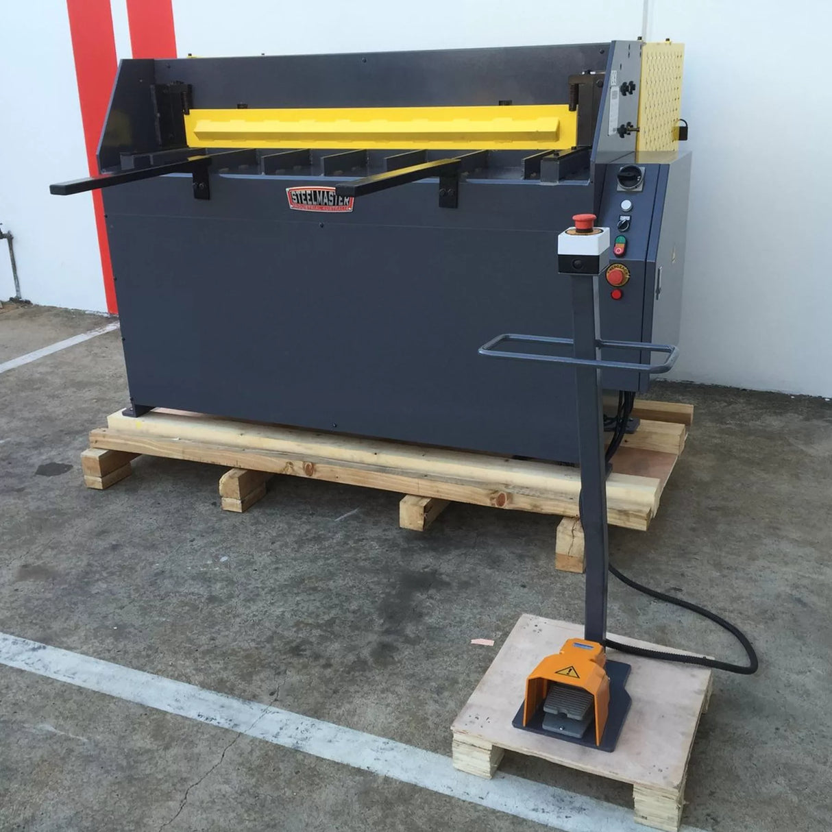 240Volt Hydraulic Guillotine 1320mm x 2.0mm, Back Gauge, Roving Foot Pedal