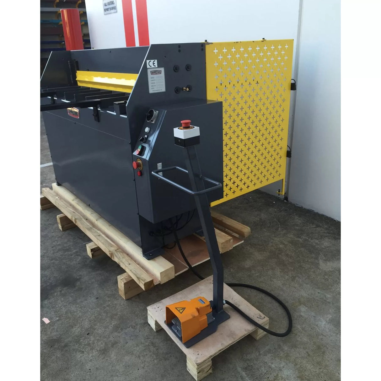 240Volt Hydraulic Guillotine 1320mm x 2.0mm, Back Gauge, Roving Foot Pedal