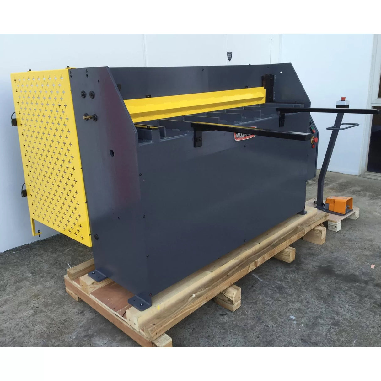 240Volt Hydraulic Guillotine 1320mm x 2.0mm, Back Gauge, Roving Foot Pedal
