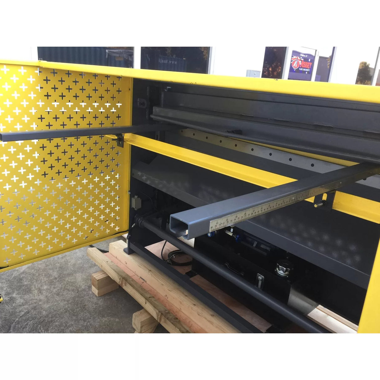 240Volt Hydraulic Guillotine 1320mm x 2.0mm, Back Gauge, Roving Foot Pedal