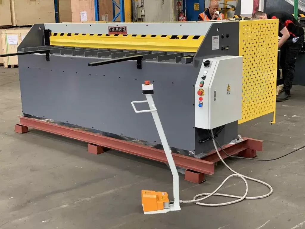 SM-STHS2516. 240Volt. Hydraulic Guillotine 2470mm x 1.6mm, Back Gauge, Roving Foot Pedal