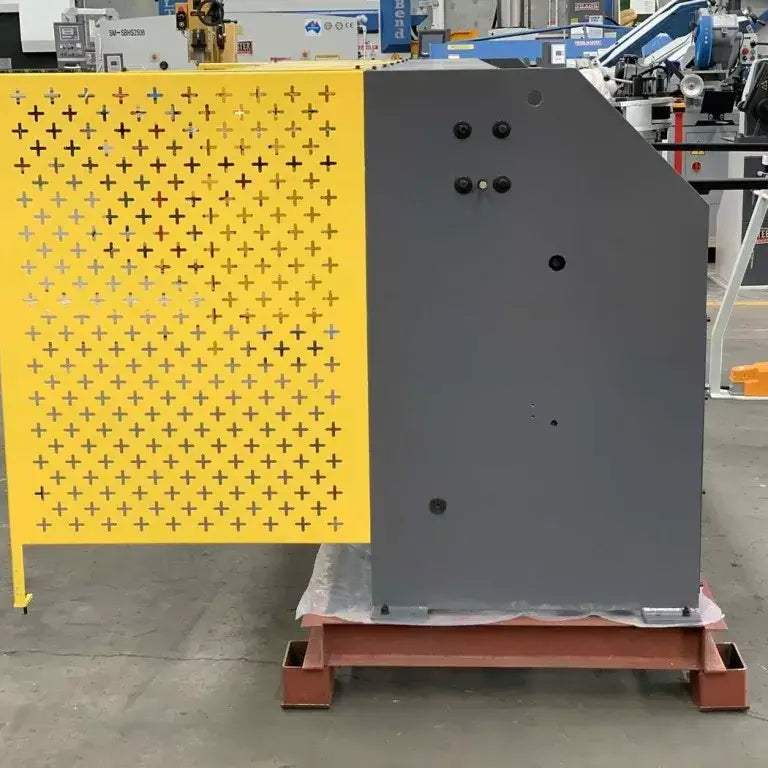 SM-STHS2516. 240Volt. Hydraulic Guillotine 2470mm x 1.6mm, Back Gauge, Roving Foot Pedal
