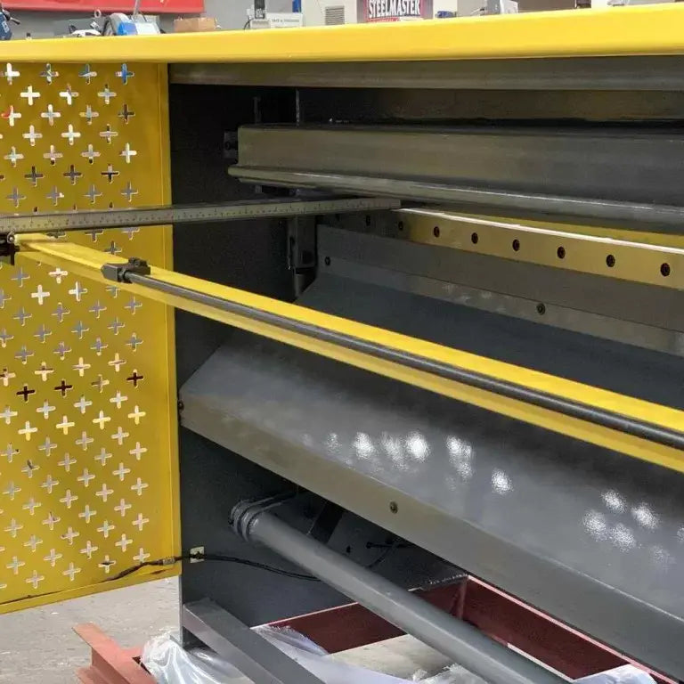 SM-STHS2516. 240Volt. Hydraulic Guillotine 2470mm x 1.6mm, Back Gauge, Roving Foot Pedal