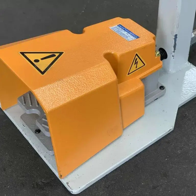 SM-STHS2516. 240Volt. Hydraulic Guillotine 2470mm x 1.6mm, Back Gauge, Roving Foot Pedal