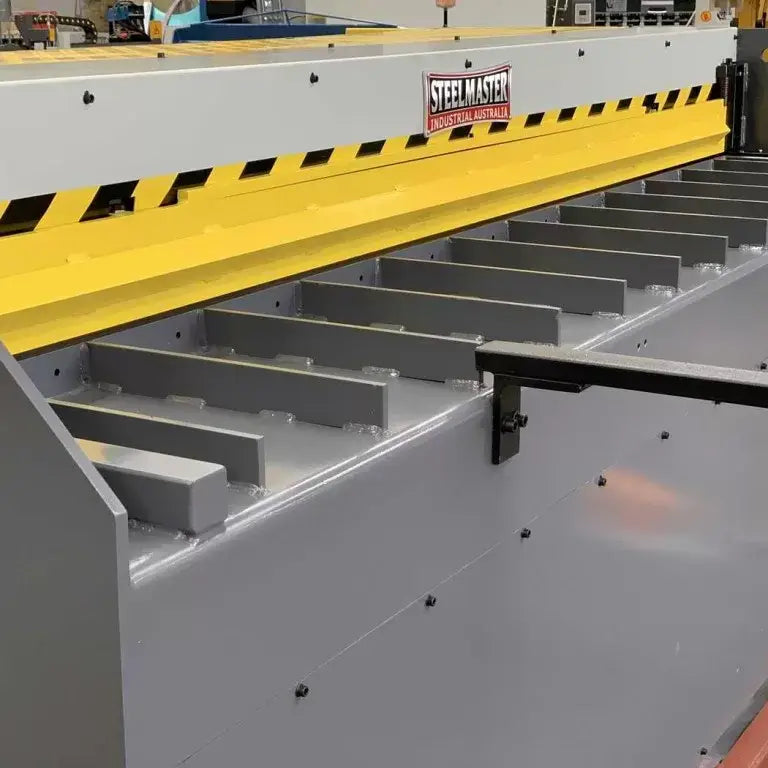 SM-STHS2516. 240Volt. Hydraulic Guillotine 2470mm x 1.6mm, Back Gauge, Roving Foot Pedal