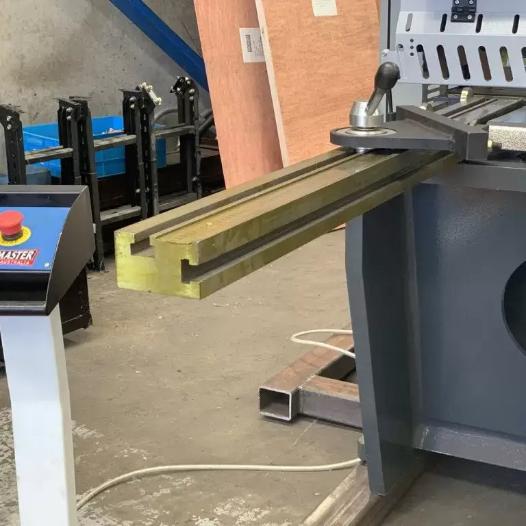 Guillotine Variable Rake 3200mm x 8mm, Rear Pneumatic Sheet Support