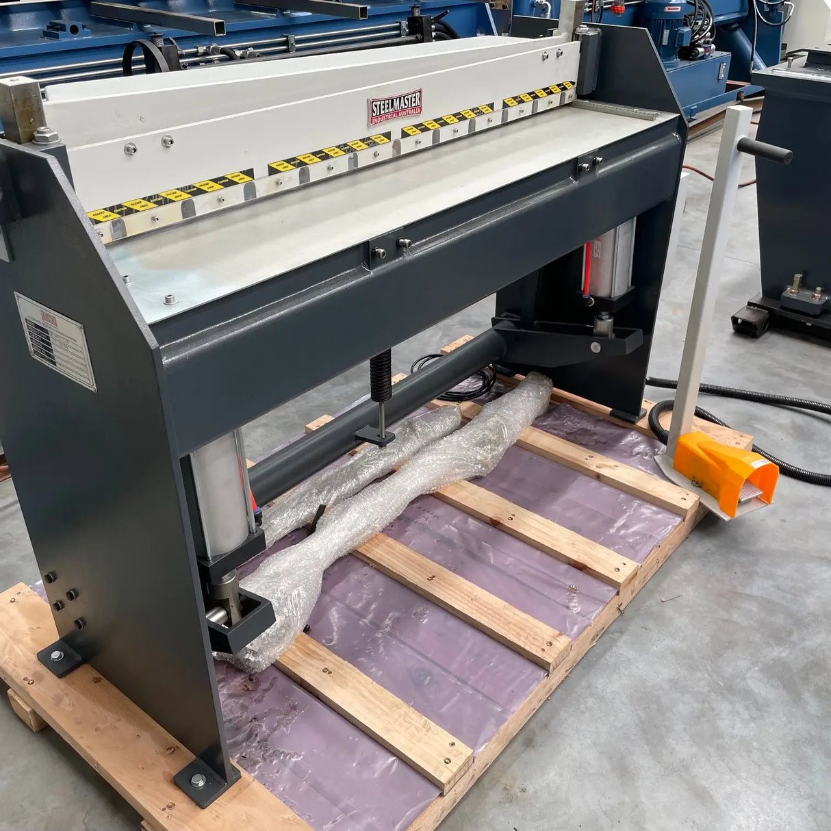 Guillotine Pneumatic Operation, 1270mm x 1.6mm, Remote Foot