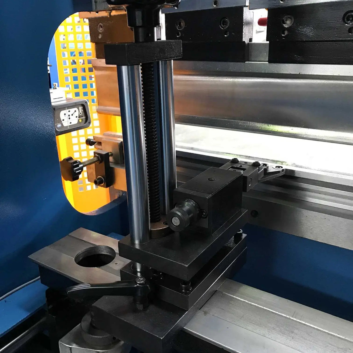 Ultimo CNC Pressbrake 1320MM X 40 Ton. 2 Axis Graphical CNC Controller, Precision Servo Drive