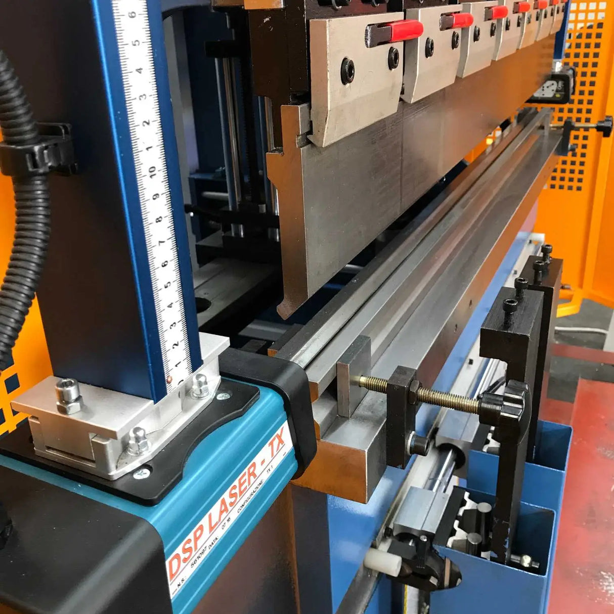 Ultimo CNC Pressbrake 1320MM X 40 Ton. 2 Axis Graphical CNC Controller, Precision Servo Drive