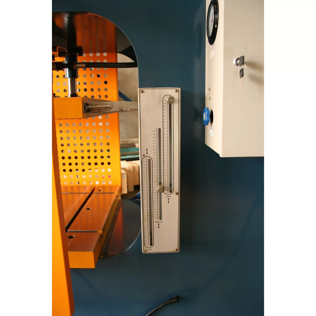 Open Front Hydraulic Press, 200 Ton Capacity, Heavy Duty
