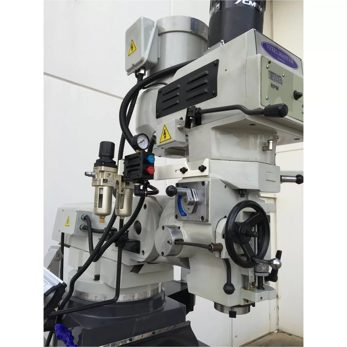SM-KD4VS. Turret Mill Steelmaster. Pwr Draw Bar, ISO40 Spindle, 2 Axis Power Feed, 3 Axis DRO