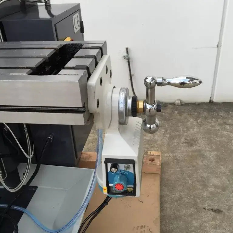 SM-KD4VS. Turret Mill Steelmaster. Pwr Draw Bar, ISO40 Spindle, 2 Axis Power Feed, 3 Axis DRO