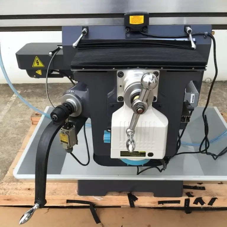 SM-KD4VS. Turret Mill Steelmaster. Pwr Draw Bar, ISO40 Spindle, 2 Axis Power Feed, 3 Axis DRO