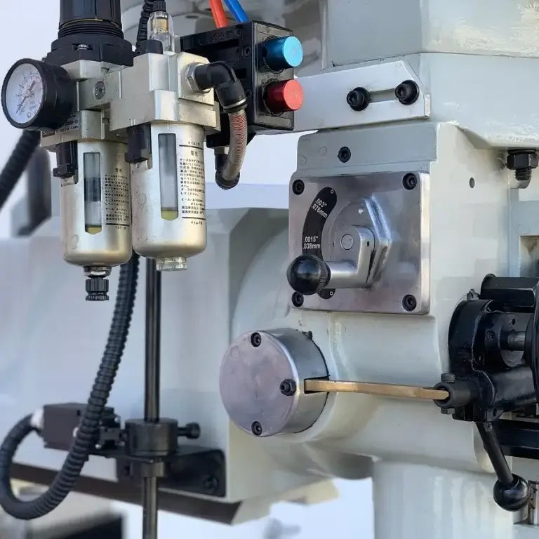 SM-KD4VS. Turret Mill Steelmaster. Pwr Draw Bar, ISO40 Spindle, 2 Axis Power Feed, 3 Axis DRO