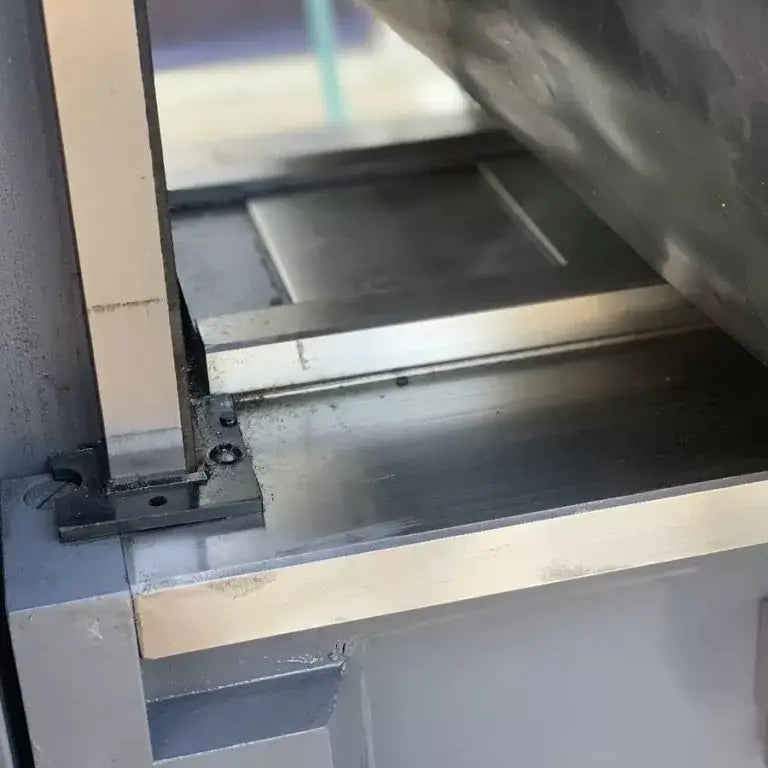 SM-KD4VS. Turret Mill Steelmaster. Pwr Draw Bar, ISO40 Spindle, 2 Axis Power Feed, 3 Axis DRO