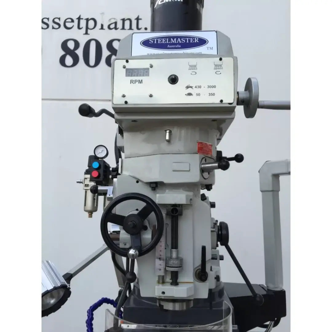 SM-KD4VS. Turret Mill Steelmaster. Pwr Draw Bar, ISO40 Spindle, 2 Axis Power Feed, 3 Axis DRO