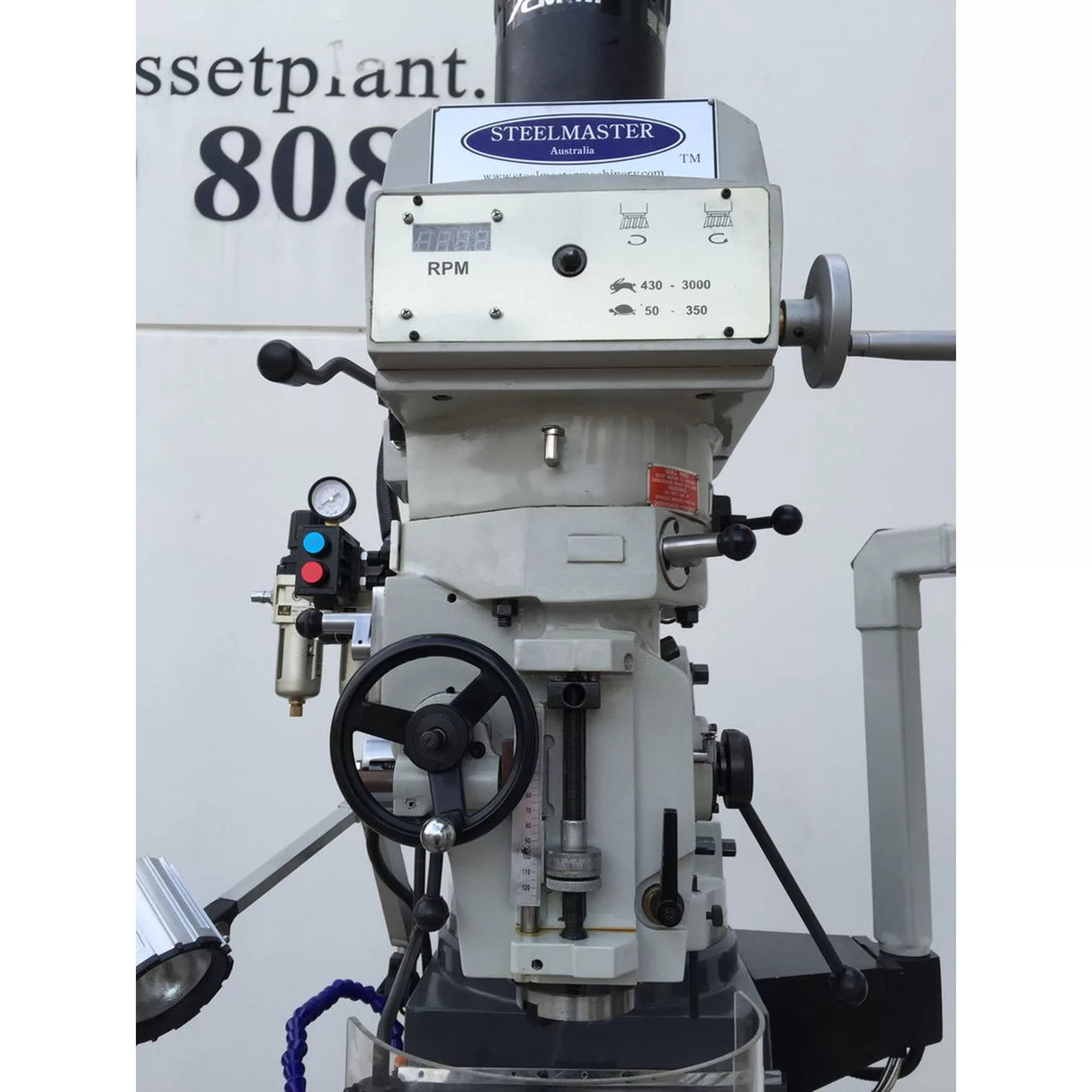 SM-KD4VS. Turret Mill Steelmaster. Pwr Draw Bar, ISO40 Spindle, 2 Axis Power Feed, 3 Axis DRO