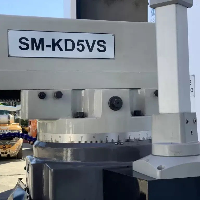 Turret Mill, Pwr Draw Bar, ISO40 Spindle, 2 Axis Power Feed, 3 Axis DRO