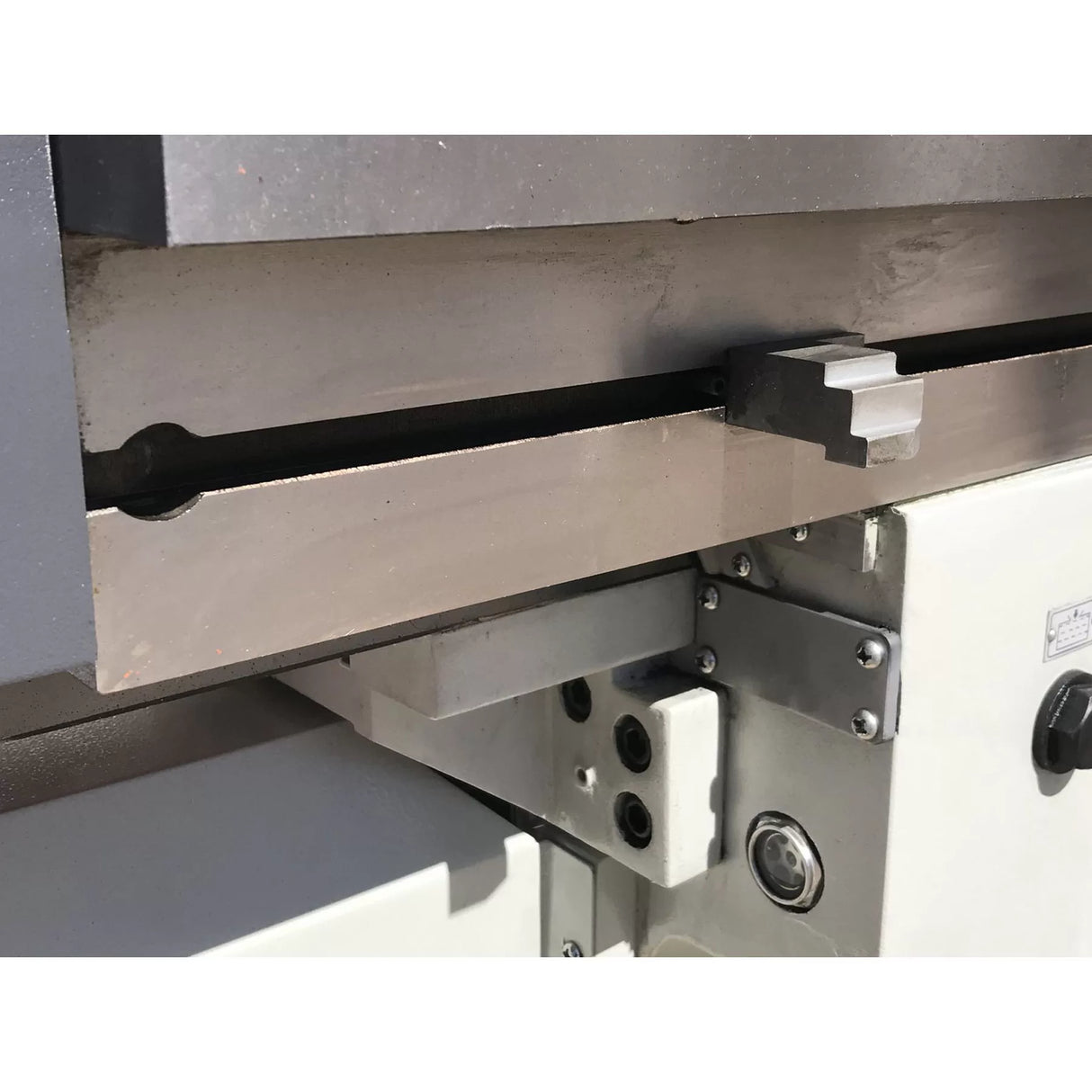 Universal Mill, 1600mm x 500mm Table, ISO 50 Vertical Spindle, 3 Axis DRO