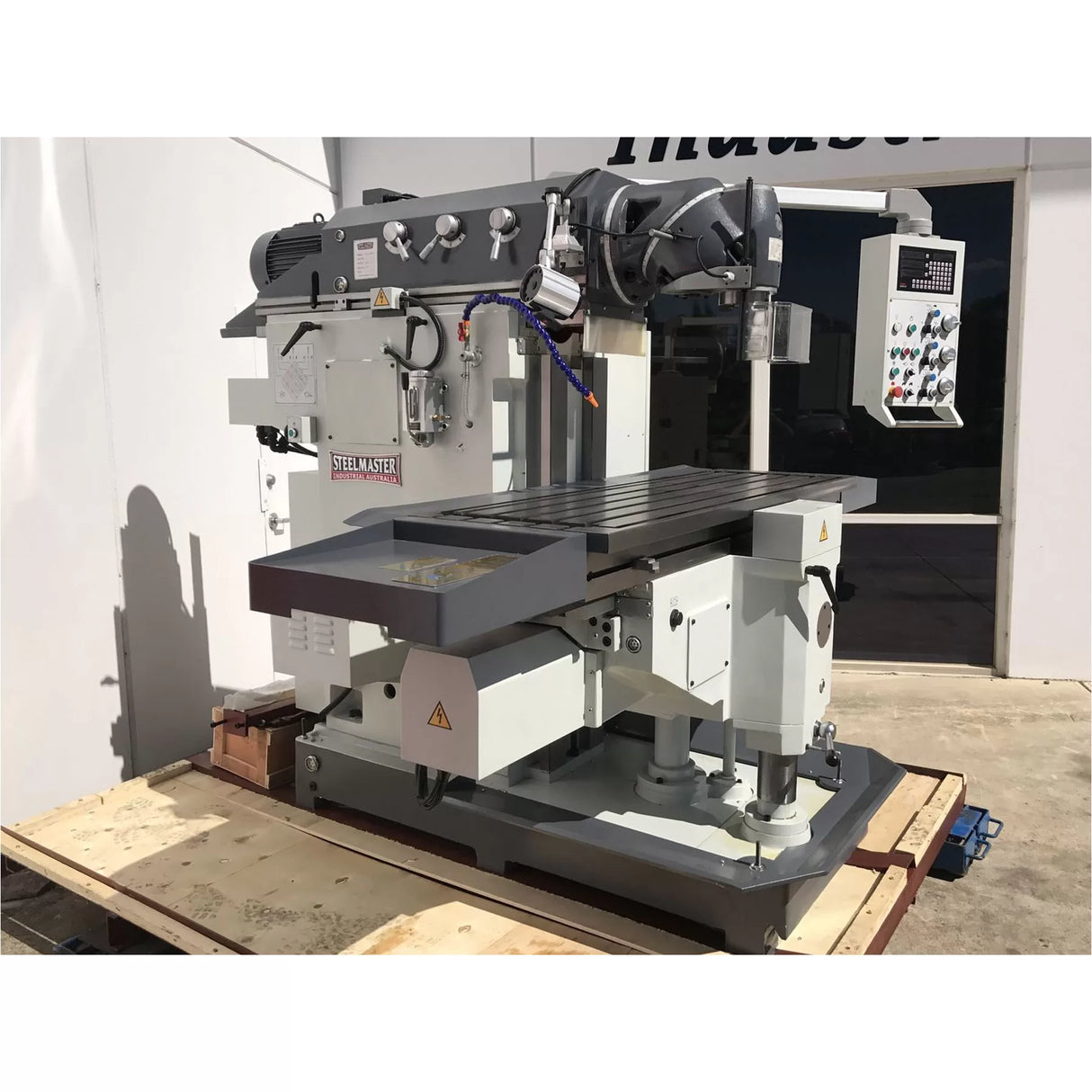 Universal Mill, 1600mm x 500mm Table, ISO 50 Vertical Spindle, 3 Axis DRO