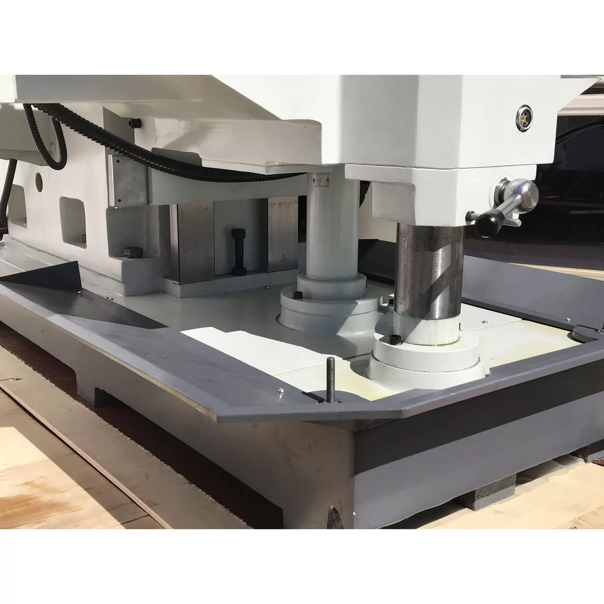 Universal Mill, 1600mm x 500mm Table, ISO 50 Vertical Spindle, 3 Axis DRO