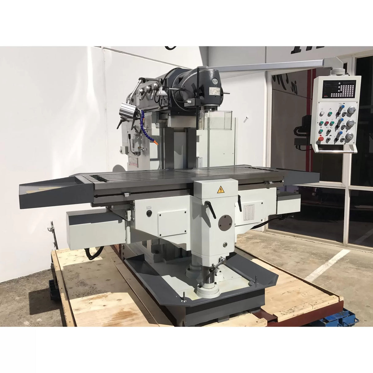 Universal Mill, 1600mm x 500mm Table, ISO 50 Vertical Spindle, 3 Axis DRO